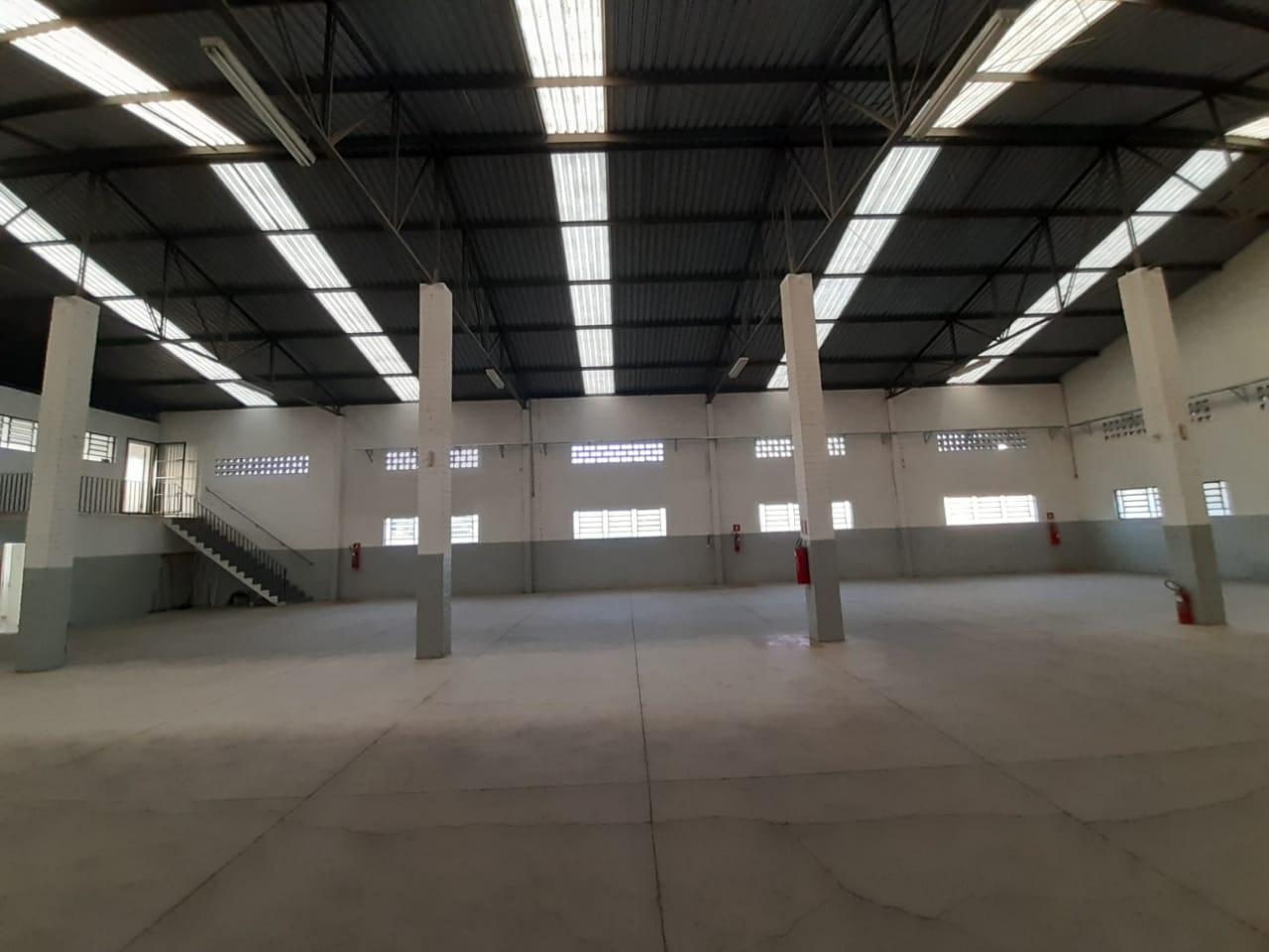  Clique aqui para ver as fotos do Galpão de 750m² de área construída em 1.000m² de terreno em Barueri | GALP-05