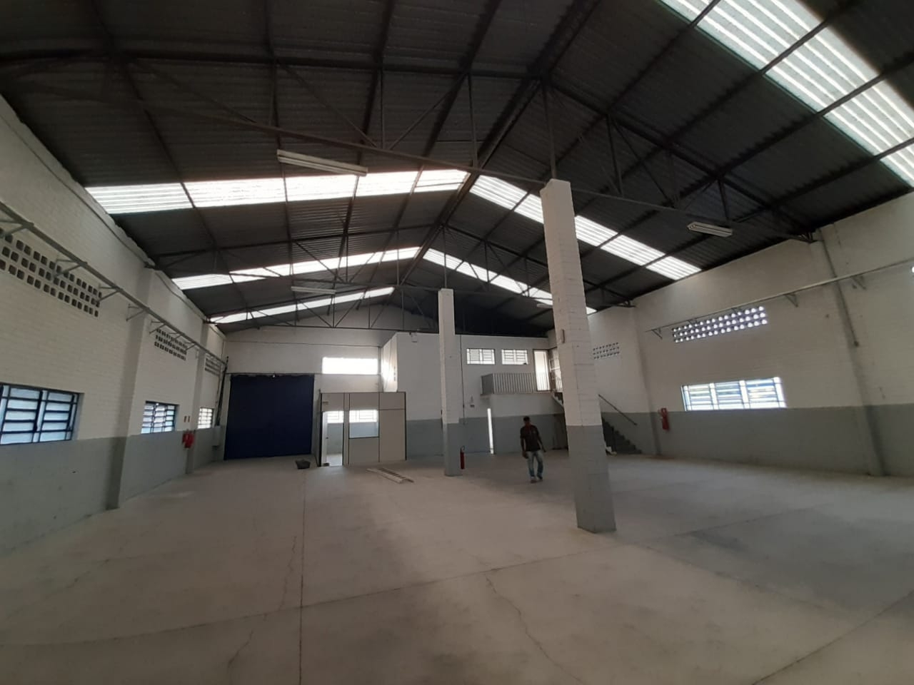  Clique aqui para ver as fotos do Galpão de 750m² de área construída em 1.000m² de terreno em Barueri | GALP-05
